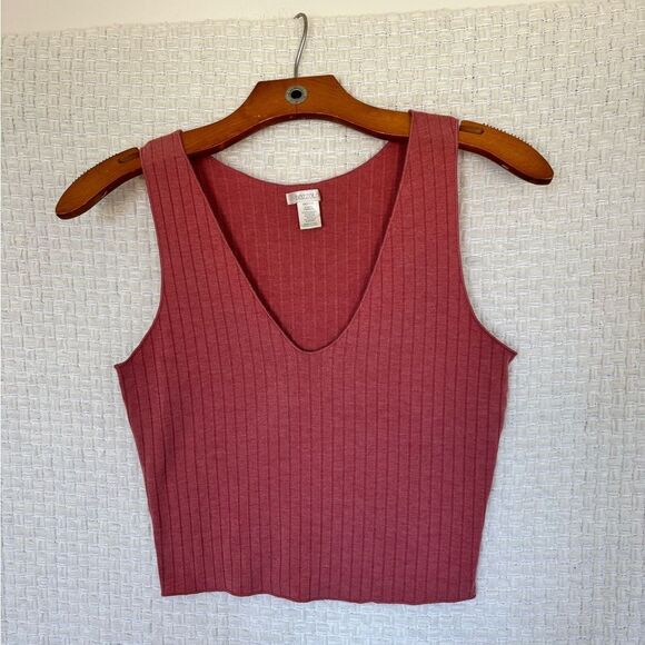 Ribbed Crop Top ✨ - Picture 2 of 4